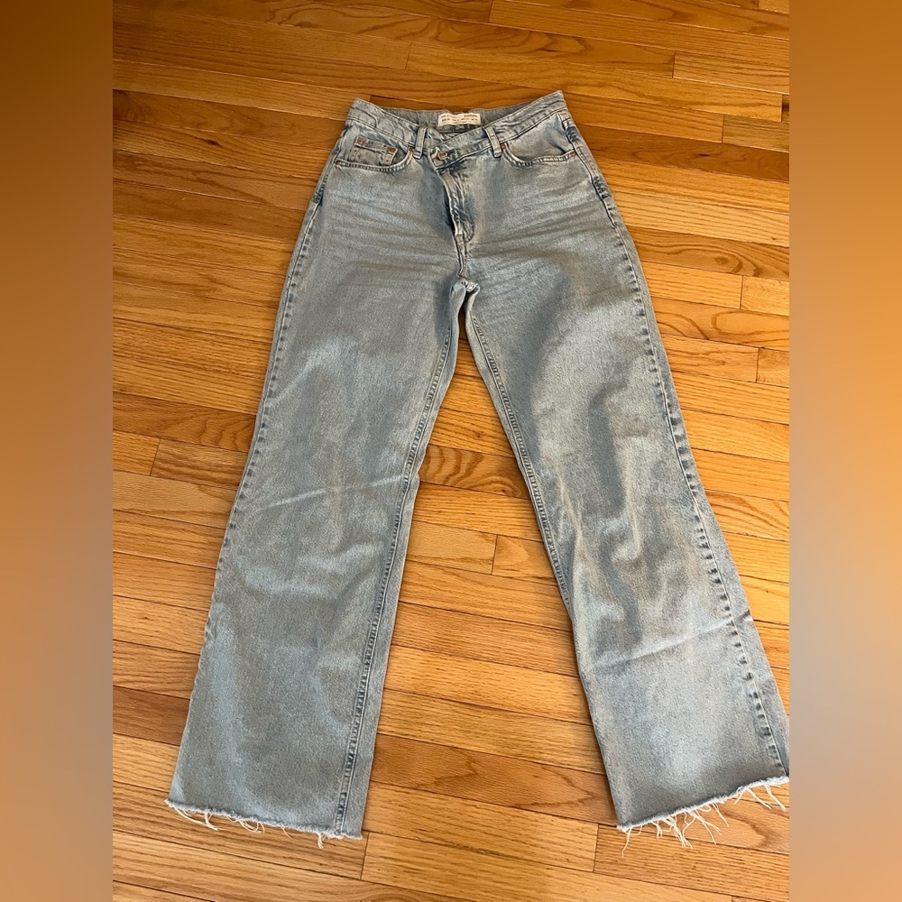Stradivarius Light Wash Straight Leg Jeans size 6